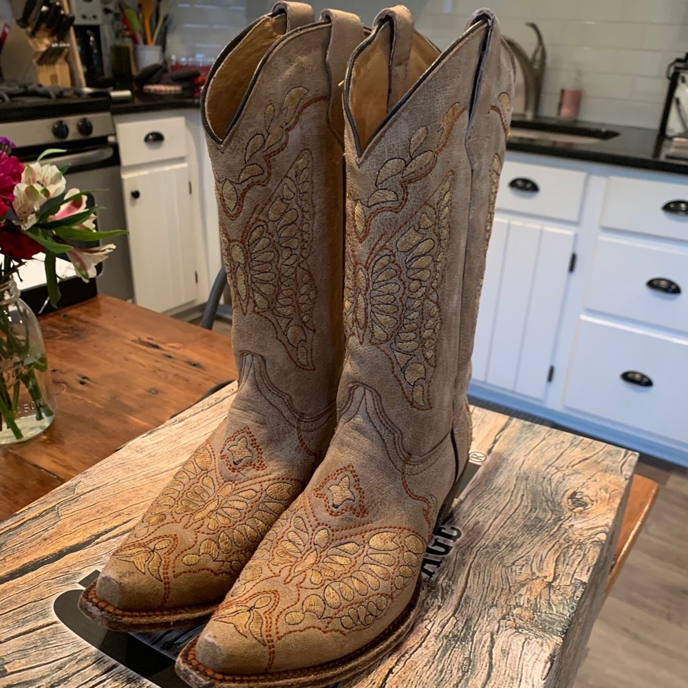 Corral Boots size 5 1/2 kids.